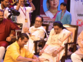 Sonu Nigam recalls massaging Asha Bhosle’s painful heel spur during US tour in 1996 - Hindi News | Sonu Nigam recalls massaging Asha Bhosle’s painful heel spur during US tour in 1996 | Latest entertainment News at Lokmattimes.com