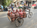 Delhi Police bust illegal LPG racket in Palam-Dwarka; 137 cylinders seized - Hindi News | Delhi Police bust illegal LPG racket in Palam-Dwarka; 137 cylinders seized | Latest national News at Lokmattimes.com