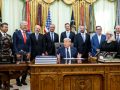 Trump touts record drug price cuts - Hindi News | Trump touts record drug price cuts | Latest international News at Lokmattimes.com
