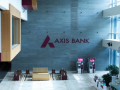Axis Bank clocks marginally dip in Q4 profit, NII jumps 5 pc - Hindi News | Axis Bank clocks marginally dip in Q4 profit, NII jumps 5 pc | Latest business News at Lokmattimes.com