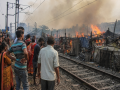Bengal: Train services hit after fire engulfs slum near railway line in South 24 Parganas - Hindi News | Bengal: Train services hit after fire engulfs slum near railway line in South 24 Parganas | Latest national News at Lokmattimes.com