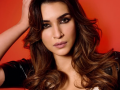 Kriti Sanon shakes leg with ‘Wow munda’ in her vanity van - Hindi News | Kriti Sanon shakes leg with ‘Wow munda’ in her vanity van | Latest entertainment News at Lokmattimes.com
