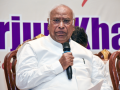 This is time to stand up against forces that seek to undermine your rights: Kharge's appeal to Bengal voters - Hindi News | This is time to stand up against forces that seek to undermine your rights: Kharge's appeal to Bengal voters | Latest national News at Lokmattimes.com