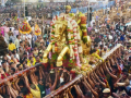 Chithirai festival in TN's Madurai, massive crowds gather for Kallazhagar’s Vaigai entry - Hindi News | Chithirai festival in TN's Madurai, massive crowds gather for Kallazhagar’s Vaigai entry | Latest national News at Lokmattimes.com