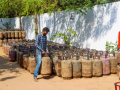 Over 49.8 lakh LPG cylinders delivered in a day, fresh bookings at 41.6 lakh - Hindi News | Over 49.8 lakh LPG cylinders delivered in a day, fresh bookings at 41.6 lakh | Latest business News at Lokmattimes.com