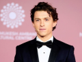 Tom Holland helps Zendaya escape wardrobe malfunction - Hindi News | Tom Holland helps Zendaya escape wardrobe malfunction | Latest entertainment News at Lokmattimes.com