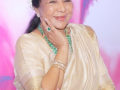 Manoj Muntashir reveals Government had made a 14 feet tall ‘Jhumka’ in Bareli as a tribute to Asha Bhosle - Hindi News | Manoj Muntashir reveals Government had made a 14 feet tall ‘Jhumka’ in Bareli as a tribute to Asha Bhosle | Latest entertainment News at Lokmattimes.com