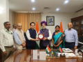 Delhi L-G T.S. Sandhu completes self-enumeration for Census 2027 - Hindi News | Delhi L-G T.S. Sandhu completes self-enumeration for Census 2027 | Latest national News at Lokmattimes.com