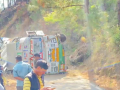 Truck overturns in Uttarakhand's Tehri district, traffic hit - Hindi News | Truck overturns in Uttarakhand's Tehri district, traffic hit | Latest national News at Lokmattimes.com