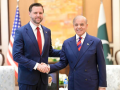 West Asia crisis sparks debate over Pakistan's 'double policy' approach: Report - Hindi News | West Asia crisis sparks debate over Pakistan's 'double policy' approach: Report | Latest international News at Lokmattimes.com