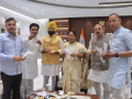 Delhi CM Rekha Gupta's ‘Jhalmuri-rasgulla party as BJP inches closer to victory in Bengal - Hindi News | Delhi CM Rekha Gupta's ‘Jhalmuri-rasgulla party as BJP inches closer to victory in Bengal | Latest national News at Lokmattimes.com
