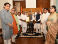 BJP's Bengal Legislative team stakes claim for forming new government to Guv - Hindi News | BJP's Bengal Legislative team stakes claim for forming new government to Guv | Latest national News at Lokmattimes.com