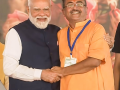 PM Modi hugs Suvendu Adhikari, Yogi Adityanath wraps saffron scarf around his neck - Hindi News | PM Modi hugs Suvendu Adhikari, Yogi Adityanath wraps saffron scarf around his neck | Latest national News at Lokmattimes.com