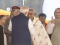 PM Modi takes blessings of oldest West Bengal BJP worker Makhanlal Sarkar at swearing-in ceremony of Adhikari - Hindi News | PM Modi takes blessings of oldest West Bengal BJP worker Makhanlal Sarkar at swearing-in ceremony of Adhikari | Latest national News at Lokmattimes.com