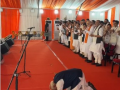 PM Modi bows before people of Bengal while attending Suvendu Adhikari’s oath ceremony - Hindi News | PM Modi bows before people of Bengal while attending Suvendu Adhikari’s oath ceremony | Latest national News at Lokmattimes.com