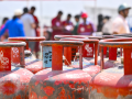 Govt bars PNG consumers from retaining or refilling domestic LPG cylinders - Hindi News | Govt bars PNG consumers from retaining or refilling domestic LPG cylinders | Latest business News at Lokmattimes.com
