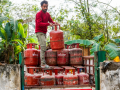 Consumers should book LPG online, no shortage of petrol or diesel: Govt - Hindi News | Consumers should book LPG online, no shortage of petrol or diesel: Govt | Latest business News at Lokmattimes.com