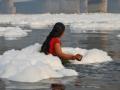 Bathing in Yamuna's toxic foam may lead to skin ailments: Experts - Hindi News | Bathing in Yamuna's toxic foam may lead to skin ailments: Experts | Latest health News at Lokmattimes.com
