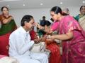Four sisters tie rakhis to Telangana CM KCR - Hindi News | Four sisters tie rakhis to Telangana CM KCR | Latest politics News at Lokmattimes.com