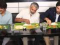 Ranbir enjoys a meal off a banana leaf with Rajamouli, Nagarjuna - Hindi News | Ranbir enjoys a meal off a banana leaf with Rajamouli, Nagarjuna | Latest entertainment News at Lokmattimes.com
