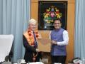 Outgoing British envoy calls on Karnataka Minister - Hindi News | Outgoing British envoy calls on Karnataka Minister | Latest politics News at Lokmattimes.com