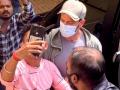 'Kya kar raha hai tu', says Hrithik when fan forcefully takes selfie - Hindi News | 'Kya kar raha hai tu', says Hrithik when fan forcefully takes selfie | Latest entertainment News at Lokmattimes.com