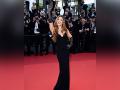 Beauty in black: Shakira brings old Hollywood glamour in high-slit dress at Cannes 2022 - Hindi News | Beauty in black: Shakira brings old Hollywood glamour in high-slit dress at Cannes 2022 | Latest entertainment News at Lokmattimes.com