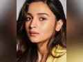 Alia oozes charm in yellow pantsuit; see photos - Hindi News | Alia oozes charm in yellow pantsuit; see photos | Latest entertainment News at Lokmattimes.com