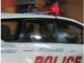 Drunk man hops on to moving police vehicle in Hyderabad - Hindi News | Drunk man hops on to moving police vehicle in Hyderabad | Latest national News at Lokmattimes.com