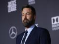 Ben Affleck won't let face mask stop him from smoking - Hindi News | Ben Affleck won't let face mask stop him from smoking | Latest entertainment News at Lokmattimes.com