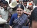 Sasikala returns to Tamil Nadu to grand welcome by supporters - Hindi News | Sasikala returns to Tamil Nadu to grand welcome by supporters | Latest politics News at Lokmattimes.com