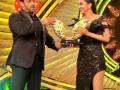 'Bigg Boss 15': Tejasswi Prakash lifts trophy, collects cheque of Rs 40 lakh - Hindi News | 'Bigg Boss 15': Tejasswi Prakash lifts trophy, collects cheque of Rs 40 lakh | Latest entertainment News at Lokmattimes.com
