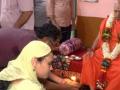 Muslim couple invites Hindu seer home, perform 'padapooja' in K'taka - Hindi News | Muslim couple invites Hindu seer home, perform 'padapooja' in K'taka | Latest national News at Lokmattimes.com
