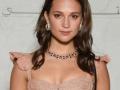 Alicia Vikander says her 8-month-old son owns more clothes than her - Hindi News | Alicia Vikander says her 8-month-old son owns more clothes than her | Latest entertainment News at Lokmattimes.com