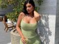 Kylie Jenner looks envious in green outfit - Hindi News | Kylie Jenner looks envious in green outfit | Latest entertainment News at Lokmattimes.com