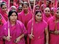 'Gulabi Gang' sari finds its way to London exhibition - Hindi News | 'Gulabi Gang' sari finds its way to London exhibition | Latest national News at Lokmattimes.com