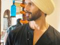 Shahid Kapoor sports turban, turns on his 'Punjabi munda' mode - Hindi News | Shahid Kapoor sports turban, turns on his 'Punjabi munda' mode | Latest international News at Lokmattimes.com