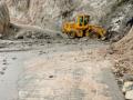 Landslides block Jammu-Srinagar National Highway, traffic halted - Hindi News | Landslides block Jammu-Srinagar National Highway, traffic halted | Latest national News at Lokmattimes.com