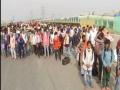 Migrant workers, returning on foot to native places in UP-Bihar, stopped by Ghaziabad Police - Hindi News | Migrant workers, returning on foot to native places in UP-Bihar, stopped by Ghaziabad Police | Latest national News at Lokmattimes.com