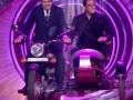 'Bigg Boss 15': Salman, Dharmendra recreate iconic bike scene of 'Sholay' - Hindi News | 'Bigg Boss 15': Salman, Dharmendra recreate iconic bike scene of 'Sholay' | Latest entertainment News at Lokmattimes.com
