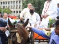K'taka Cong leaders take tonga ride to Assembly to protest price hike - Hindi News | K'taka Cong leaders take tonga ride to Assembly to protest price hike | Latest politics News at Lokmattimes.com