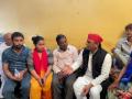 Akhilesh meets Kanpur businessman's family, seeks judicial probe - Hindi News | Akhilesh meets Kanpur businessman's family, seeks judicial probe | Latest politics News at Lokmattimes.com
