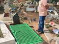 'Grave truth': Viral picture of padlock on grave from Hyderabad, not Pakistan - Hindi News | 'Grave truth': Viral picture of padlock on grave from Hyderabad, not Pakistan | Latest national News at Lokmattimes.com