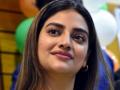 Nusrat pays surprise visit to Kolkata market, hands out masks - Hindi News | Nusrat pays surprise visit to Kolkata market, hands out masks | Latest national News at Lokmattimes.com