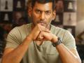 Vishal injures knee while shooting for 'Mark Antony' - Hindi News | Vishal injures knee while shooting for 'Mark Antony' | Latest entertainment News at Lokmattimes.com