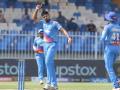 Avesh, Axar help Delhi Capitals restrict Mumbai Indians to 129/8 - Hindi News | Avesh, Axar help Delhi Capitals restrict Mumbai Indians to 129/8 | Latest cricket News at Lokmattimes.com