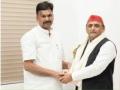 BJP MLA meets Akhilesh Yadav, sets off buzz - Hindi News | BJP MLA meets Akhilesh Yadav, sets off buzz | Latest politics News at Lokmattimes.com