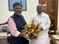 Amid suspense on CM post, K'taka Congress chief Shivakumar meets Kharge - Hindi News | Amid suspense on CM post, K'taka Congress chief Shivakumar meets Kharge | Latest politics News at Lokmattimes.com