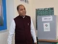 Himachal polls: CM Thakur, family cast their votes - Hindi News | Himachal polls: CM Thakur, family cast their votes | Latest politics News at Lokmattimes.com