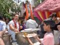 Ahead of birthday, Robert Vadra shares pix of feeding food to needy - Hindi News | Ahead of birthday, Robert Vadra shares pix of feeding food to needy | Latest politics News at Lokmattimes.com